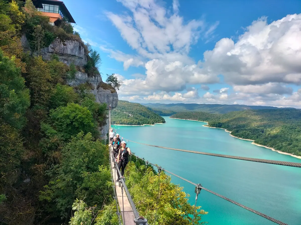 Bon cadeau activité plein air Jura : Canyoning, Via Ferrata, Spéléologie et Escalade