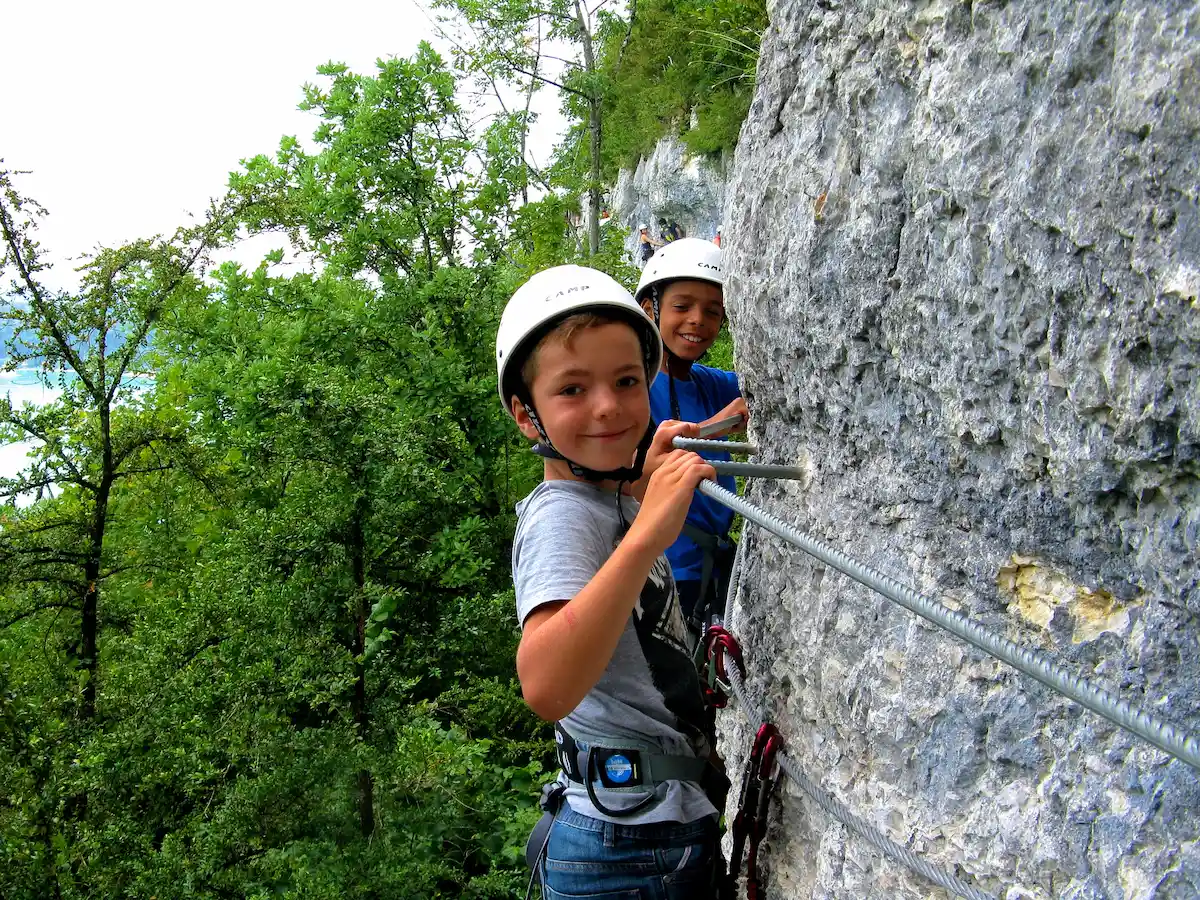 Activités via ferrata groupe jeunes dans le Jura
